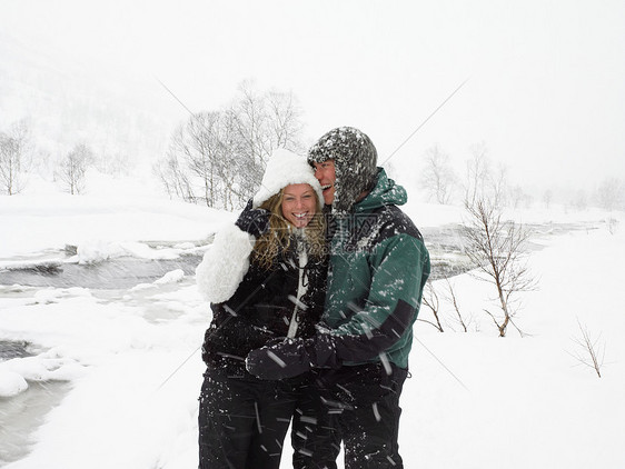在雪地里的年轻夫妇图片