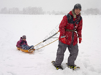 童雪橇时尚季节人的快乐的孩子户外雪橇冬天