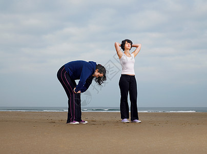 两名年轻女子在海滩上休息图片