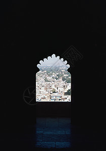 从拱形窗户看到的城市景观图片