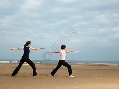 两个女人在海滩上做瑜伽图片