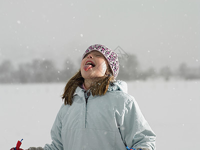 舌头上沾着雪的女孩背景图片