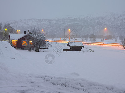 雪中小屋图片