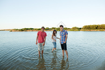 三个朋友在湖里图片