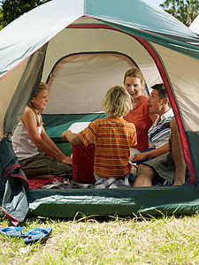 帐篷里的家人图片