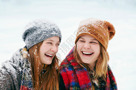 在雪地里快乐的年轻女人图片