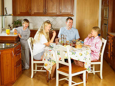 一家人坐在餐桌旁吃饭图片