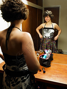 在镜子前试衣服的女人图片