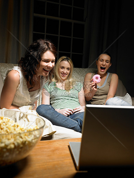 三个年轻女人看电影图片