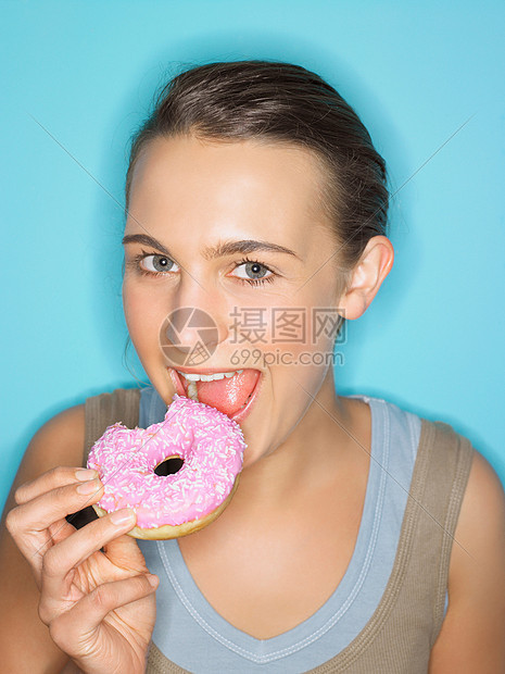 吃甜甜圈的年轻女人图片