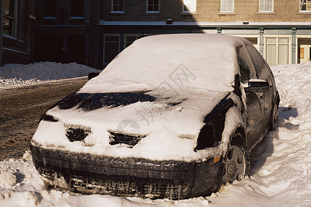 被雪覆盖的汽车图片