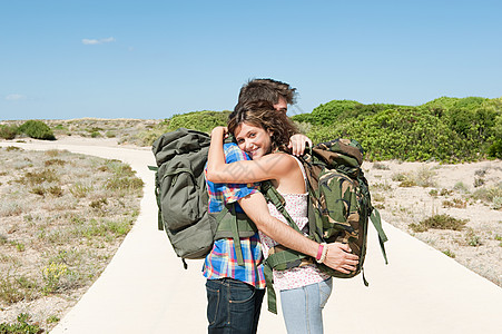 背着背包拥抱的年轻夫妇图片