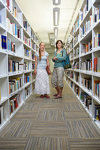 图书馆的年轻学生图片