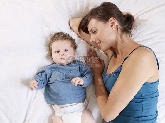 躺在婴儿旁边的妈妈图片
