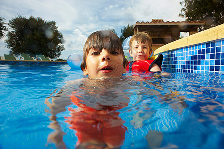 游泳池里的两个男孩图片