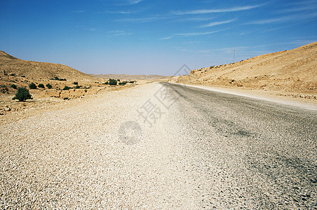 穿越沙漠的公路图片