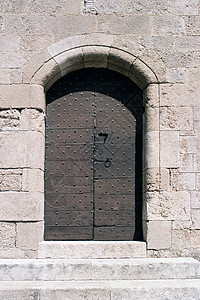 石墙中的门图片