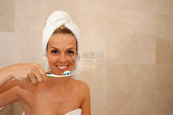 可爱的女人刷牙图片