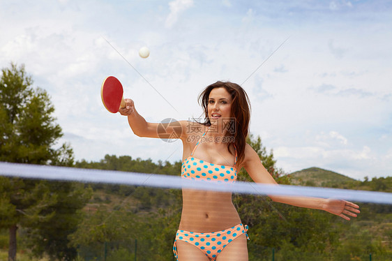 室外乒乓球比赛中的女子图片