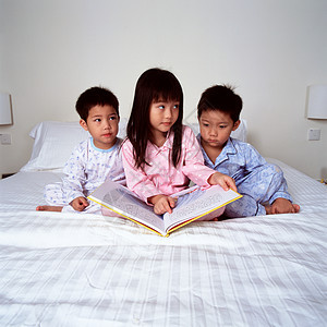 孩子们带着书躺在床上图片