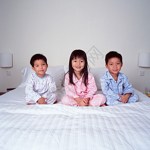 孩子们在床上微笑图片
