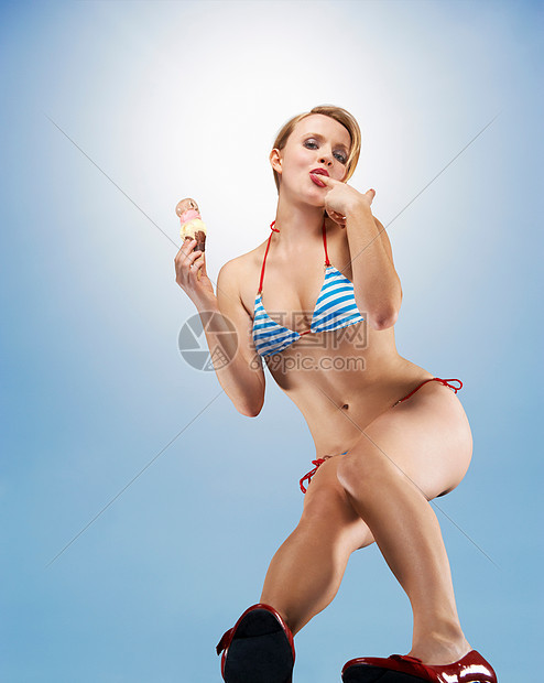 穿比基尼的女人吃冰淇淋图片