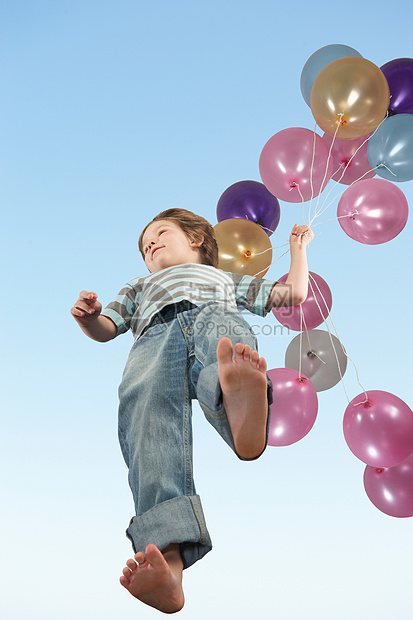 带着一堆气球的男孩