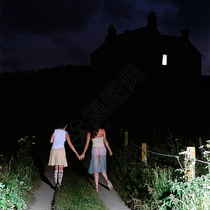 晚上两个人看电影图片