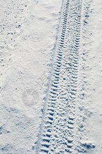 雪地里的轮胎痕迹图片