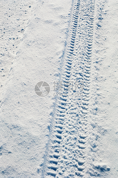 雪地里的轮胎痕迹图片