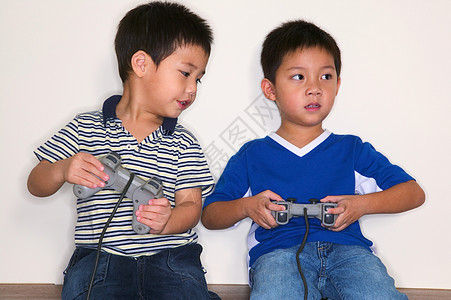 玩电子游戏的男孩背景图片