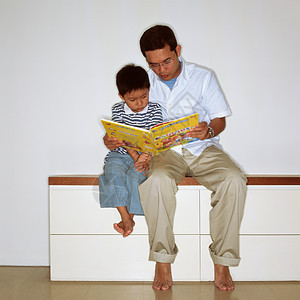 父亲和儿子一起读书图片