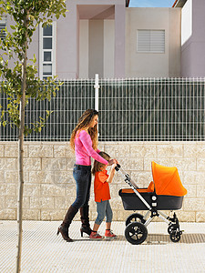 妈妈和女儿推婴儿车背景图片