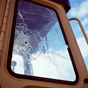 破碎的卡车车窗图片