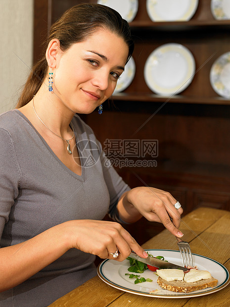 吃午饭的年轻女人图片
