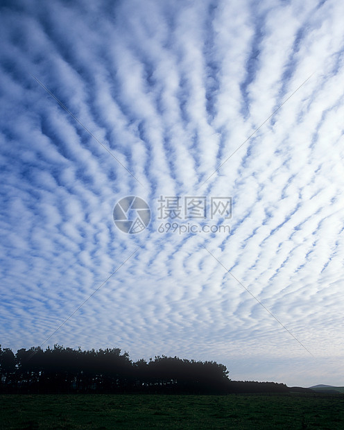 田野上空的云图片