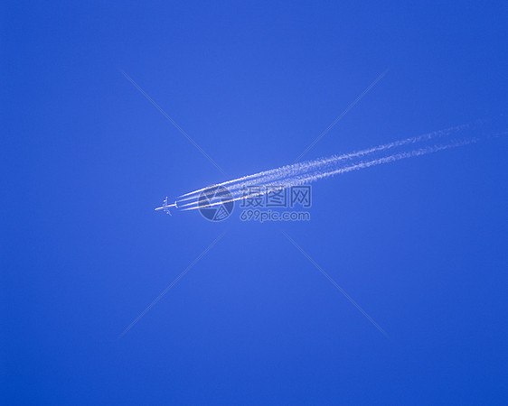 飞机的蒸气痕迹图片