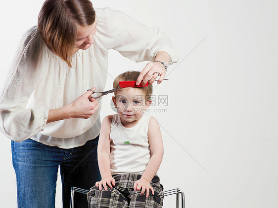 妈妈在给儿子剪头发图片