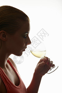喝一杯酒的女人背景图片