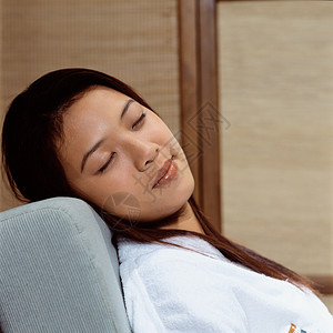 睡在扶手椅上的亚洲女人图片