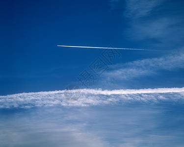 空中的飞机尾气痕迹图片