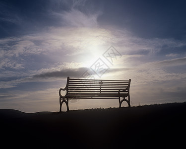 长凳和阳光图片