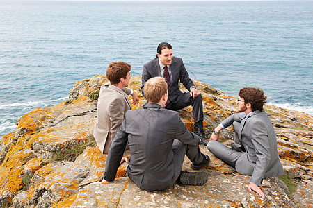 悬崖边谈论的的商人图片