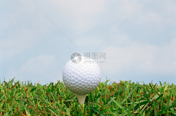 草地上的高尔夫球和球座图片