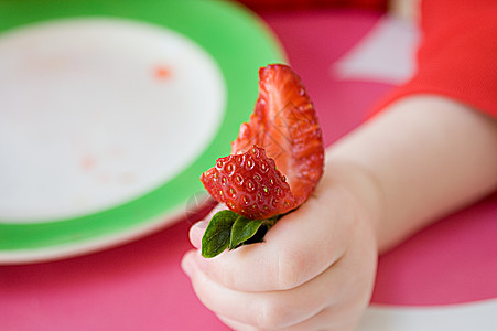 正在吃草莓的孩子图片