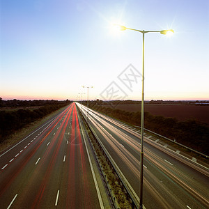 高速公路上的头灯和尾灯图片