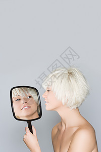 女人在照镜子图片