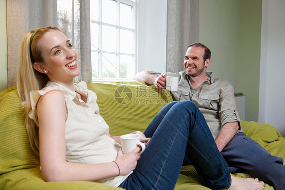 坐在沙发上喝茶的夫妇图片