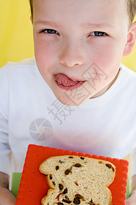 吃面包片的男孩图片