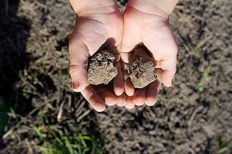 手捧一把土的孩子图片素材